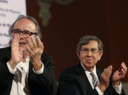 Joan Manuel Serrat (i) y el coordinador de asuntos internacionales del Gobierno de la Ciudad de México, Cuauhtémoc Cárdenas (d). EFE /