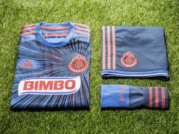 El short color azul marino y las calcetas que combinan los dos tonos de azul, presentes en el jersey, complementan el uniforme. ESPECIAL /