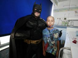 En el Día del Amor y la Amistad, organizaciones llevaron un poco de felicidad a los niños enfermos de cáncer en el Hospital Civil. ARCHIVO /
