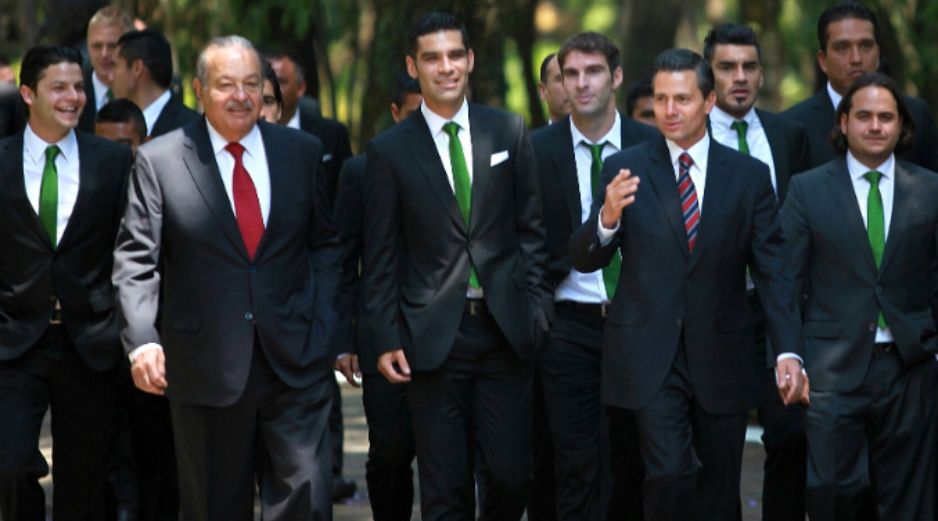 Acompañando a Enrique Peña Nieto estuvieron Jesús Martínez, presidente del Club León, y Carlos Slim, co-propietario del equipo. SUN /