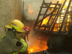 Los bomberos trabajaron para controlar el fuego. ESPECIAL /
