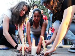 Esta tarde, estudiantes de la Preparatoria 10 realizaron un homenaje para recordar a las víctimas del accidente.  /