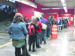 Usuarios hacen largas filas para abordar la llamada Línea Dorada. Ahora hacen una hora más que antes para llegar a sus destinos. NTX /