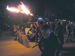 Manifestantes se enfrentan a la Guardia Nacional Bolivariana en repudio al Gobierno de Maduro, en Caracas. EFE /