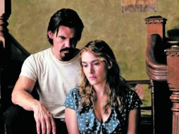 Josh Brolin y Kate Winslet encarnan a la pareja romántica en la cinta. ESPECIAL /