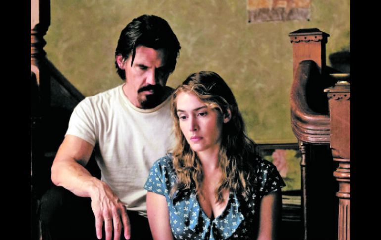 Josh Brolin y Kate Winslet encarnan a la pareja romántica en la cinta. ESPECIAL /