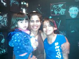 Alondra, en la foto junto a su madre y su hermana, fue uno de los 600 niños que asistieron a la inauguración de la exposición.  /