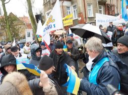 Manifestantes prorrusos han ocuparon edificios del gobierno y se enfrentan con partidarios del nuevo gobierno de Kiev. EFE /