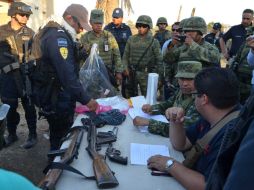 Un grupo de autodefensa entregan sus armas a la Fiscalía para que investigue si fueron utilizadas en el asesinato de dos personas. ARCHIVO /