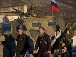 La toma del poblado vecino de Crimea ocurre en la víspera de un referéndum sobre si la región debería procurar la anexión con Rusia. AP /