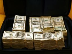 El equipaje contenía dos mil 200 billetes de 100 dólares y la suma queda a disposición de las autoridades judiciales. ARCHIVO /