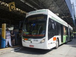 El autobús movido por batería recorre diariamente 170 kilómetros dentro de la circulación de los varios viajes que realiza con su ruta. EFE /