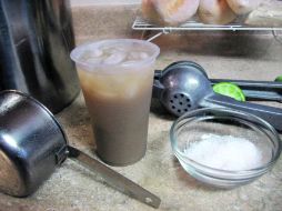 LUJO. El tejuino es una de las bebidas recomendables para los crudos, pero ahora que el precio del limón se ha ido hasta el cielo.  /