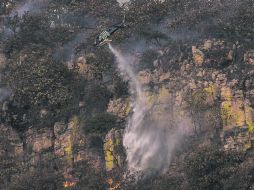 Descarga. Un helicóptero rocía una zona del Cerro del Tepopote.  /