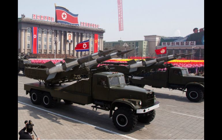 Las tropas surcoreanas han aumentado su vigilancia tras una serie de lanzamientos de cohetes y misiles. AFP /