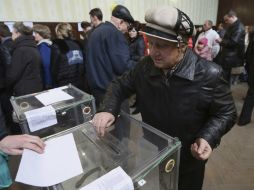 Más de un millón de personas habrían participado en los comicios. AP /