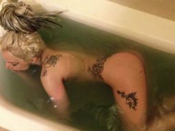 Para la intérprete es muy común quitarse la ropa y mostrarse al desnudo. ESPECIAL /