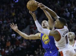 Stephen Curry encestó 28 de sus 37 puntos mientras que  Damian Lillard consiguió 26 puntos. AP /