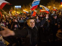 FESTEJO. El día de hoy (lunes) se darán a conocer los resultados oficiales en la plaza de Lenin en Simferópol, capital de Crimea. AP /