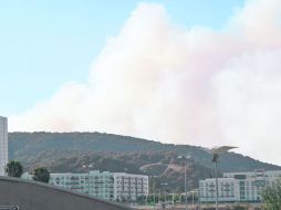 La estela que dejó el fuego en El Tepopote era visible por detrás de las Villas Panamericanas, desde el Estadio Omnilife.  /