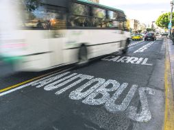 Varias avenidas fueron señalizadas con los carriles por donde circulan los autobuses del transporte público.  /