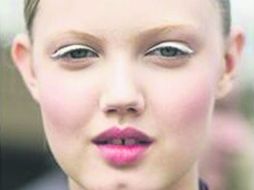 Un delineado en color blanco, azul o rosa palo es la tendencia en el mundo del maquillaje para esta temporada. TWITTER  /