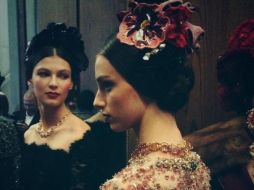 Guido creó un estilo clásico y muy femenino, con suaves trenzados cubiertos con flores y otros románticos ornamentos. ESPECIAL /