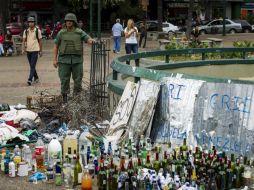 Un militar permanece al lado de material incautado a manifestantes opositores del presidente Nicolás Maduro. EFE /