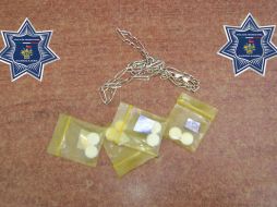 Imagen de lo asegurado a los detenidos: la cadena y pastillas psicotrópicas. ESPECIAL /