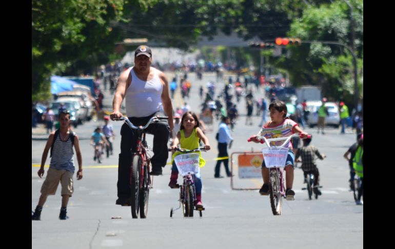 Familias asisten a las múltiples actividades recreativas y deportivas que se ofrecen a lo largo de la ruta.  /