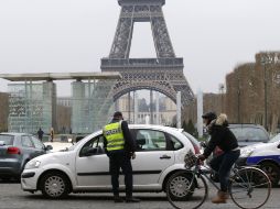 Por primera vez, las autoridades prohibieron circular a los vehículos particulares con matrícula par. AP /