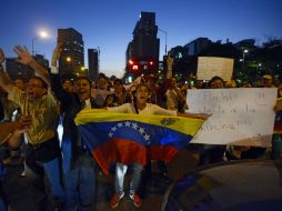 Ciudadanos salen a las calles para manifestarse en contra del gobierno de Nicolás Maduro. ARCHIVO /