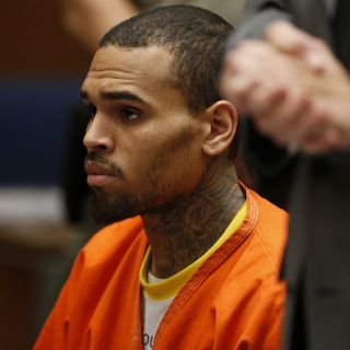 Juez ordena que Chris Brown siga en prisión