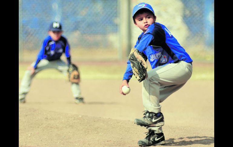 Principios. Niños desde los cinco años aprenden primero los conceptos del beisbol y después forman parte de equipos.  /