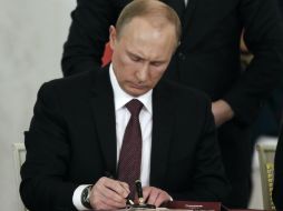 El presidente ruso, Vladimir Putin, firma el tratado que convierte a Crimea en parte integrante de Rusia, con efecto inmediato. AP /