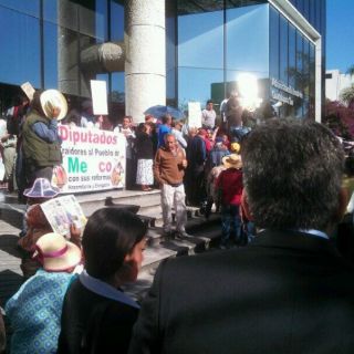 Pequeños comerciantes bloquean servicio del SAT