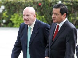 Miguel Ángel Osorio Chong (d) anunciará formalmente la salida de Manuel Mondragón y Kalb del CNS. ARCHIVO /