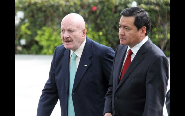Miguel Ángel Osorio Chong (d) anunciará formalmente la salida de Manuel Mondragón y Kalb del CNS. ARCHIVO /