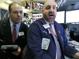 La bolsa tuvo un alza positiva por la intervención de Rusia en Ucrania y un comportamiento positivo en la economía de EU. ARCHIVO /