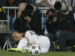 Después de una falta de la defensa del Schalke, el español cayó lesionado. EFE /