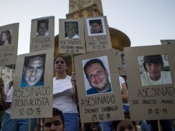 Manifestantes sostienen carteles con retratos de personas fallecidas durante la ola de protestas diarias que vive el país. EFE /
