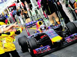 No tan rápido. Mecánicos e ingenieros de Red Bull felicitan a Daniel Ricciardo tras finalizar segundo en el GP de Australia. EFE /