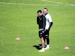 Se alistan. Flavio Santos y Matías Vuoso no están contemplados para iniciar el duelo ante Chivas.  /