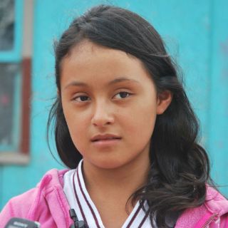 Angélica Fuentes becará a la 'Niña Jobs'