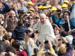 El Papa pide a los padres estar siempre muy cerca de sus hijos, dejándolos crecer, pero nunca dejar de estar muy cercanos. EFE /