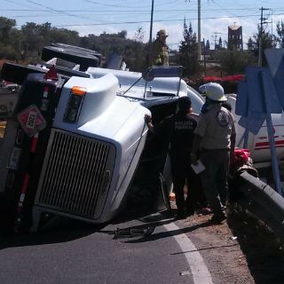 Pipa con diésel vuelca en carretera a Chapala