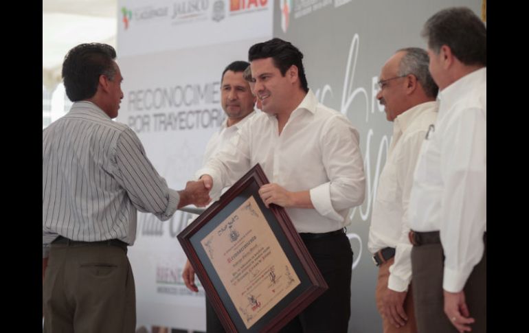 El mandatario estuvo en la entrega de reconocimientos a artesanos de Tonalá y Tlaquepaque. ESPECIAL /