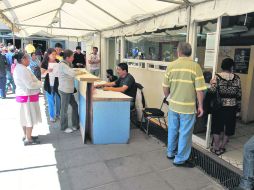 Provisional. Pacientes son atendidos en carpas temporales, pues la nueva área de Consulta Externa no ha sido terminada.  /