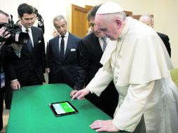 LA PARCELA DE FRANCISCO. El Papa coloca el primer olivo en su cuenta de Twitter. EFE /