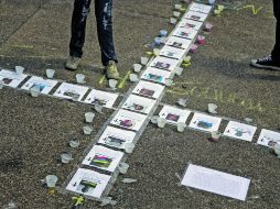 Memorial. En la Plaza Altamira se observa una cruz hecha con fotografías de las personas muertas durante las protestas. EFE /